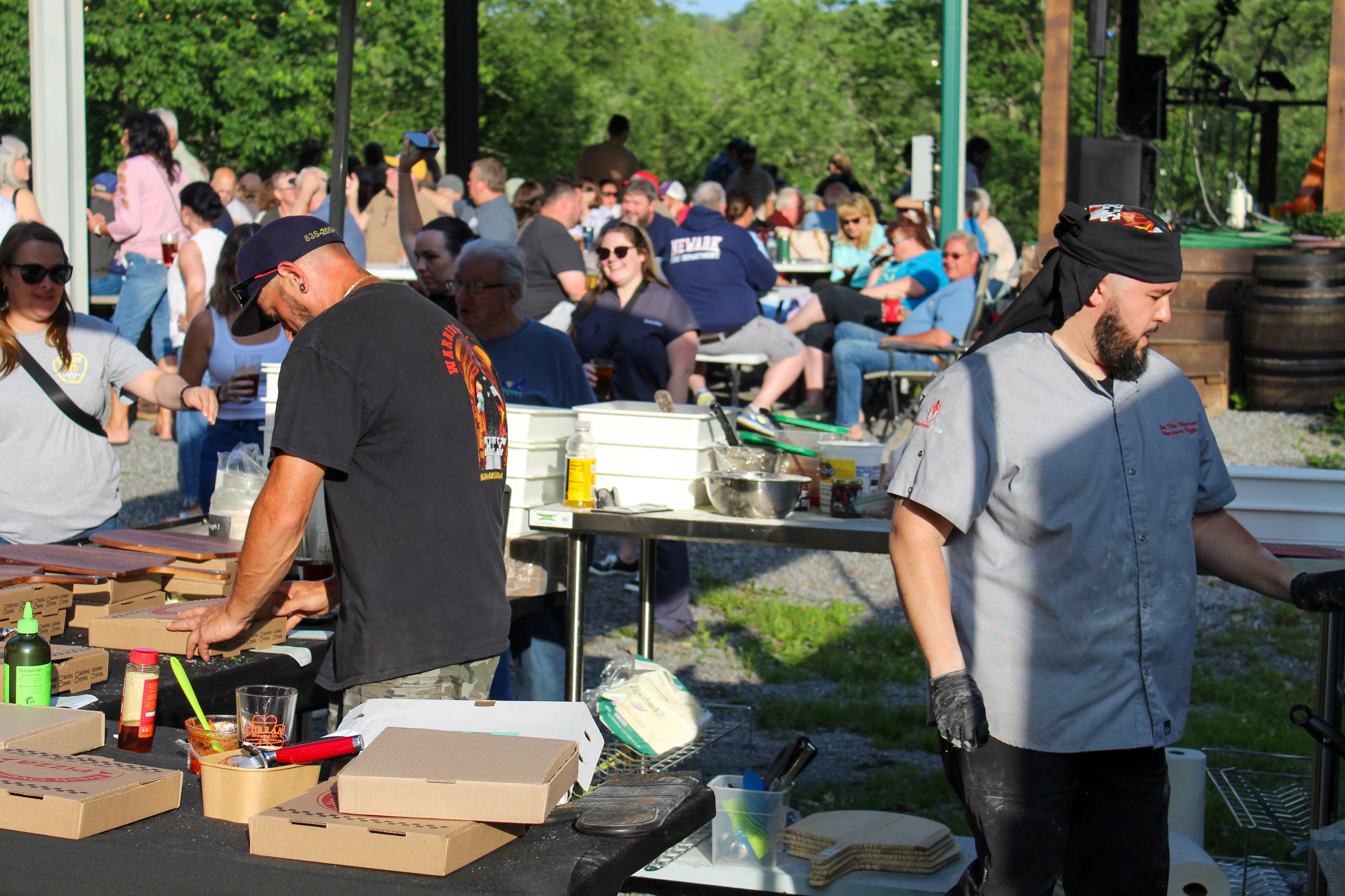 Pizza-Catering-With-Crowds